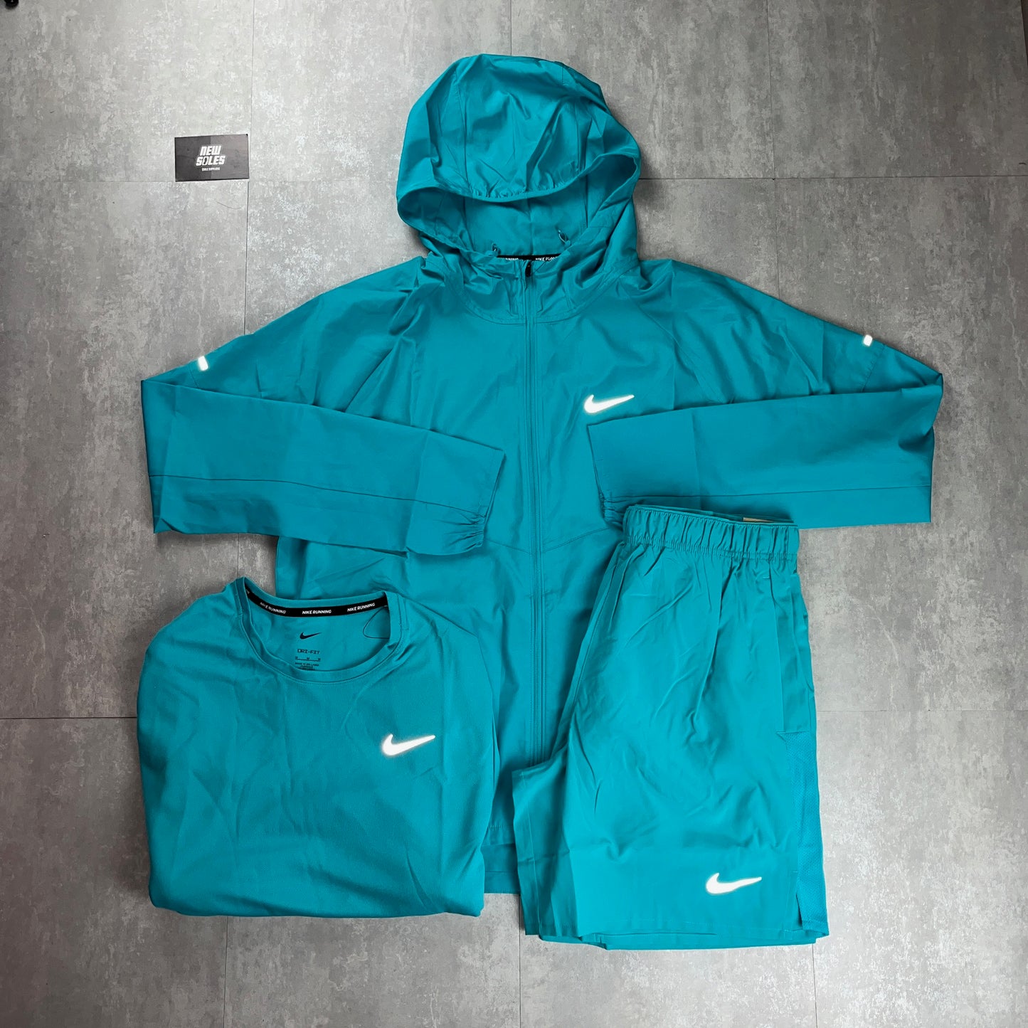 Nike Repel Windrunner Jacket Dusty Cactus & Miler T-Shirt/Challenger Short Dusty Cactus Bundle Set