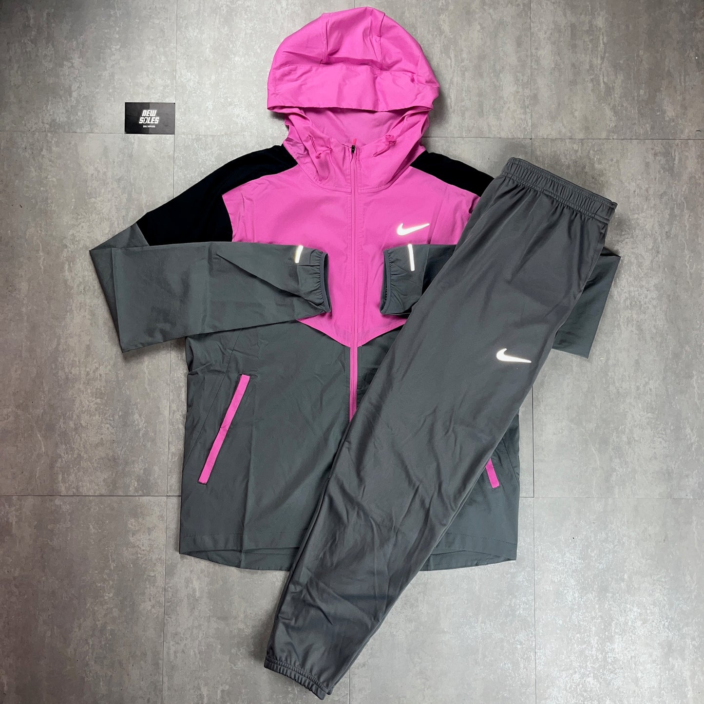 Nike Windrunner Jacket Playful Pink & Grey Nike Challenger Pants Set