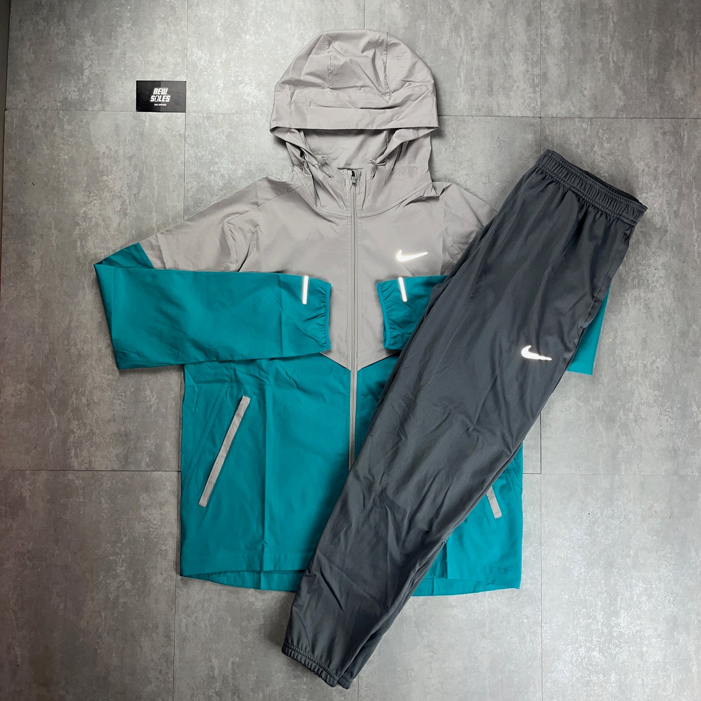 Nike Windrunner Jacket Light Iron Ore/Dusty Cactus & Grey Nike Challenger Pants Set