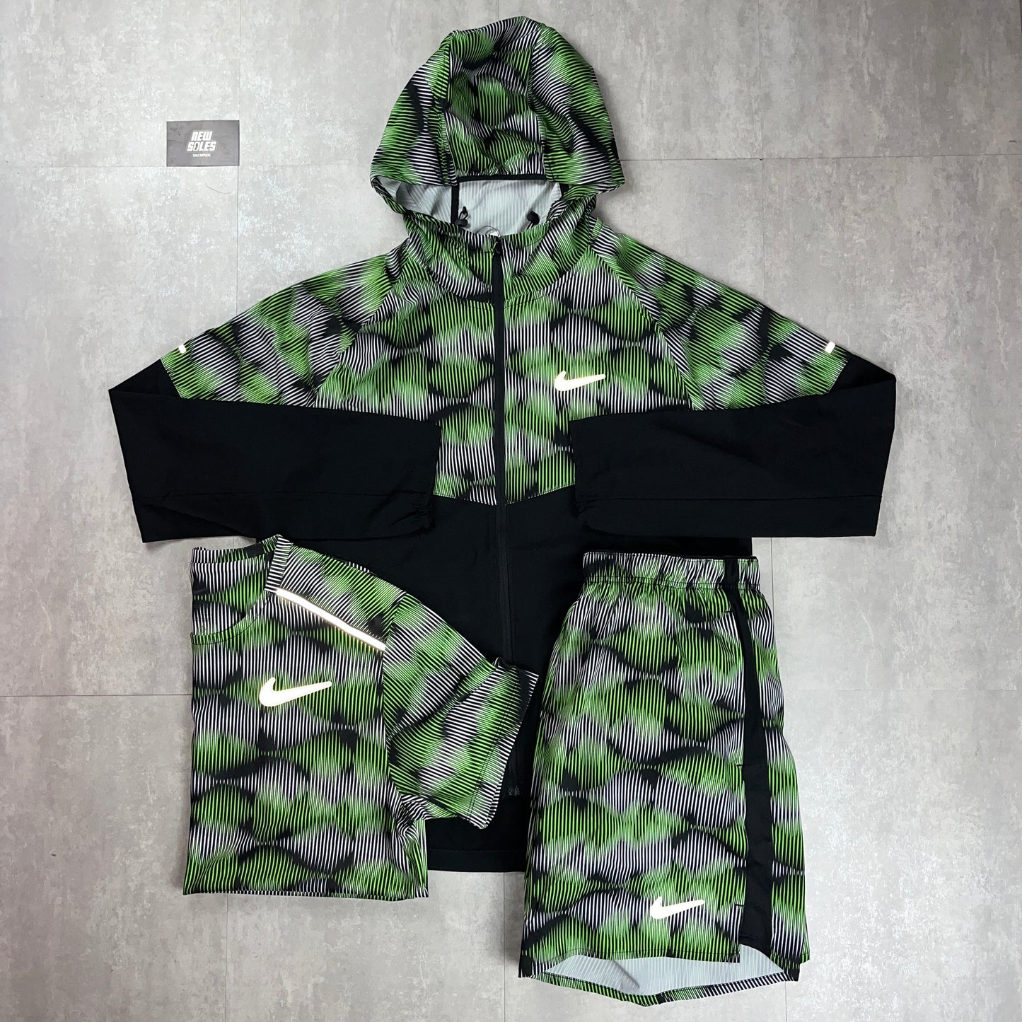 Nike Windrunner Jacket & Miler T-Shirt/Challenger Short Green Strike Bundle Set