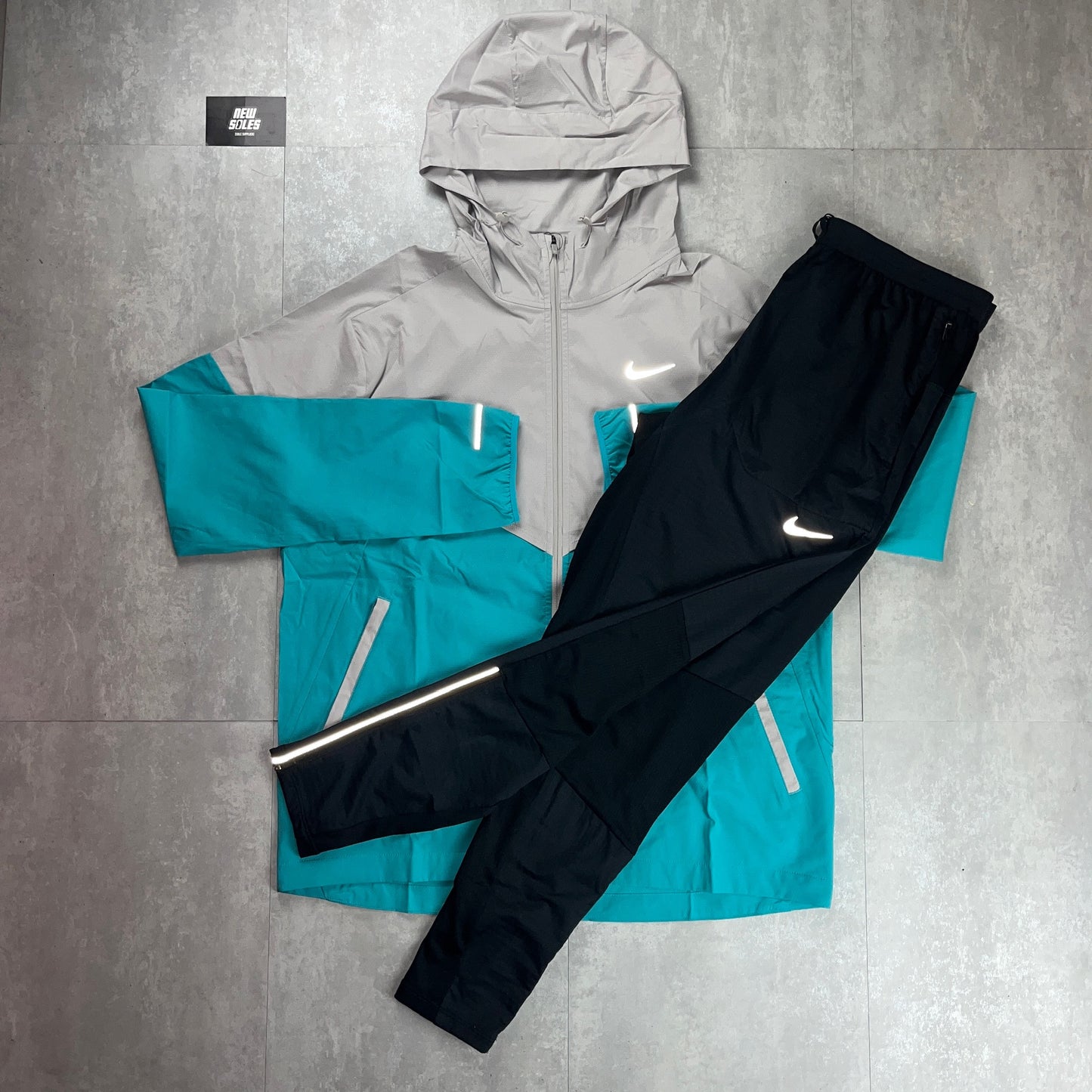 Nike Windrunner Jacket Light Iron Ore/Dusty Cactus & Black Nike Phenom Pants Set