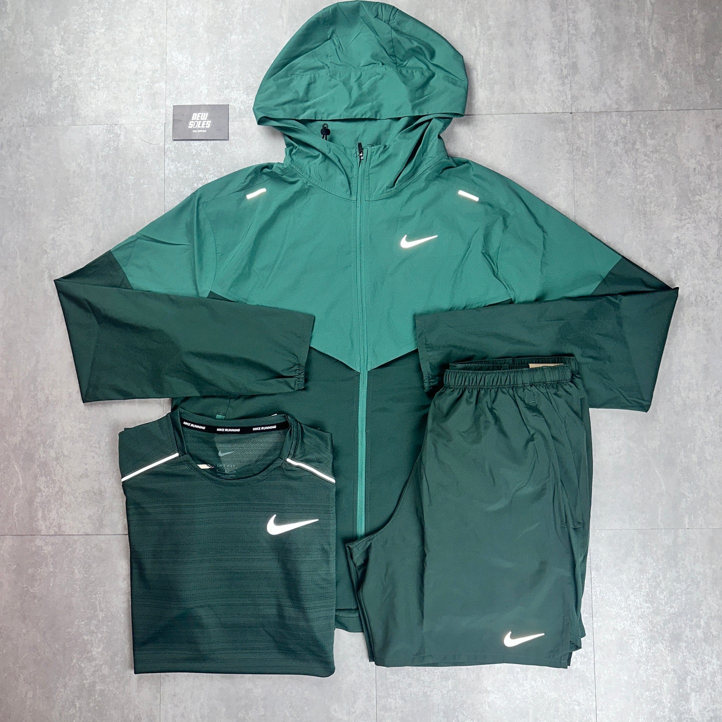 Nike Windrunner Jacket Light & Miler T-Shirt/Challenger Short Vintage Green Bundle Set