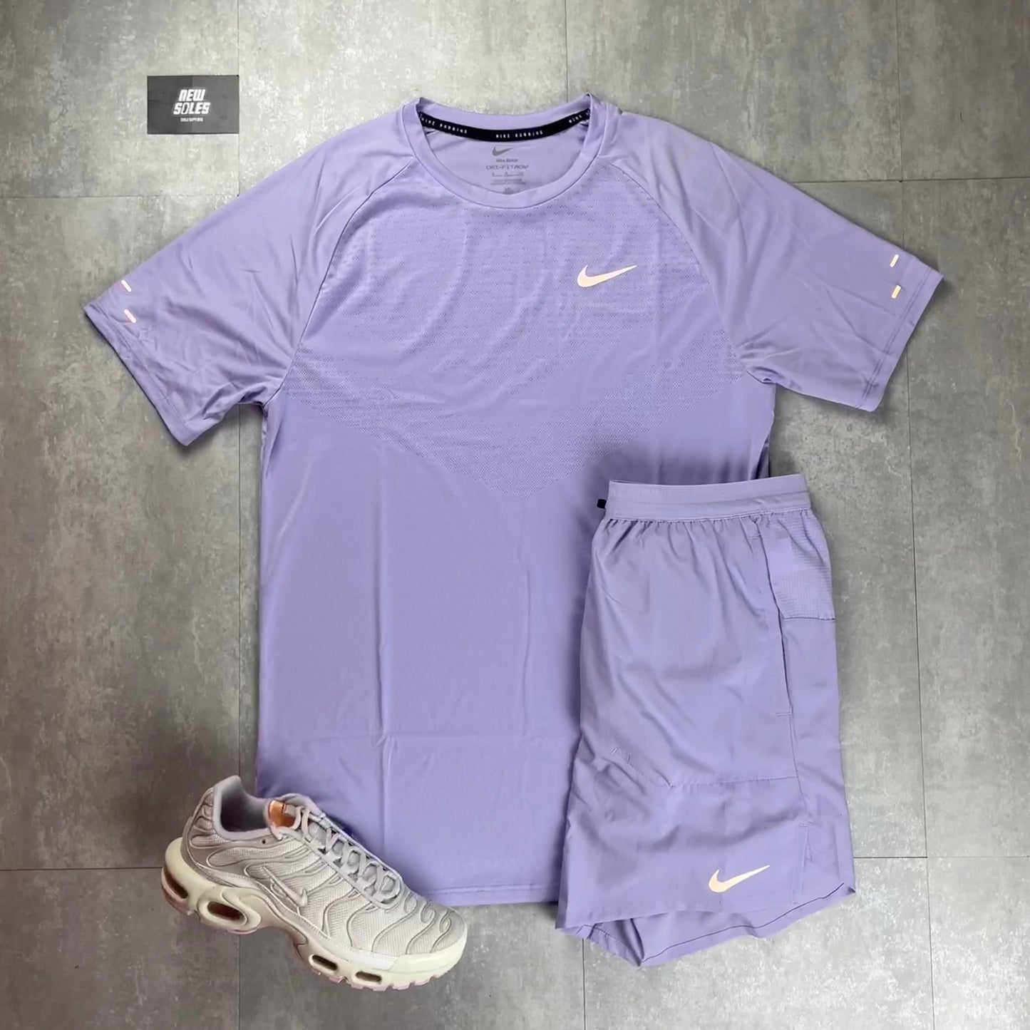 Nike Windrunner Jacket Hydrangeas & ADV T-Shirt/Stride Short Hydrangeas Bundle Set