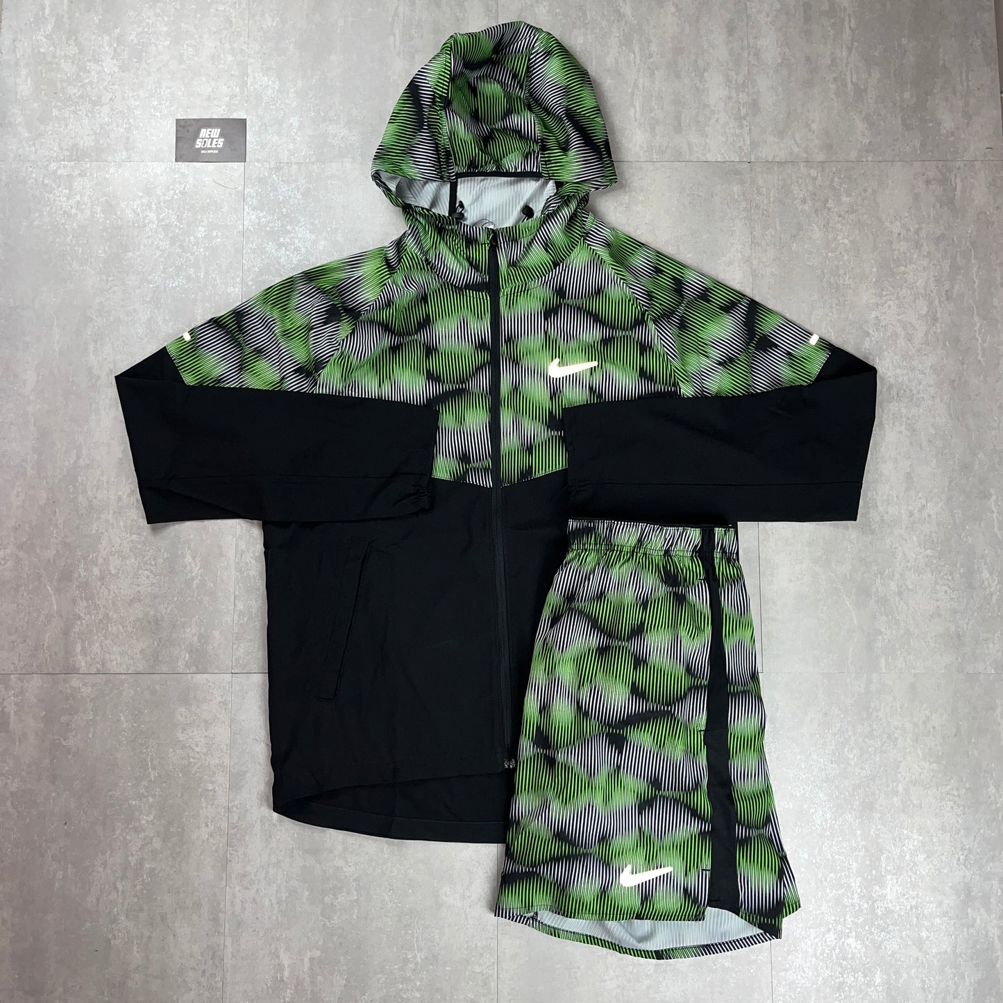 Nike Windrunner Jacket & Challenger Shorts Green Strike Set