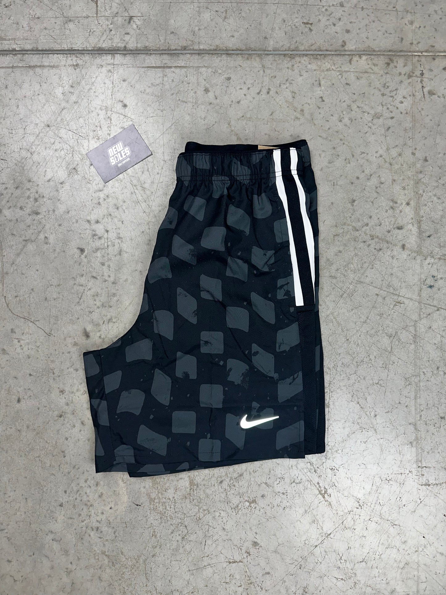 Nike Challenger 7" Shorts 'Anthracite'