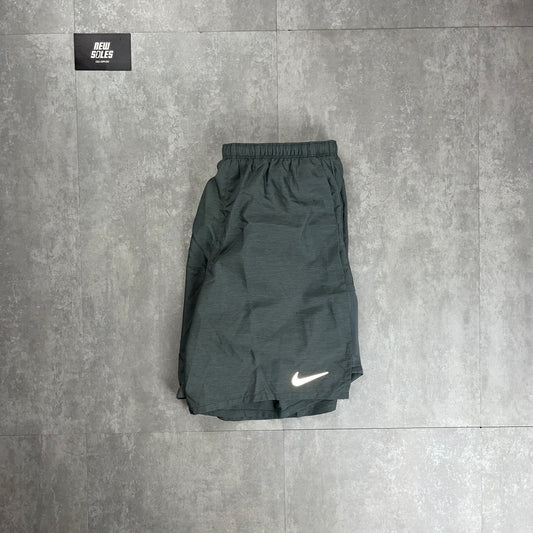 Nike Dri-Fit Challenger 7" Shorts 'Grey’